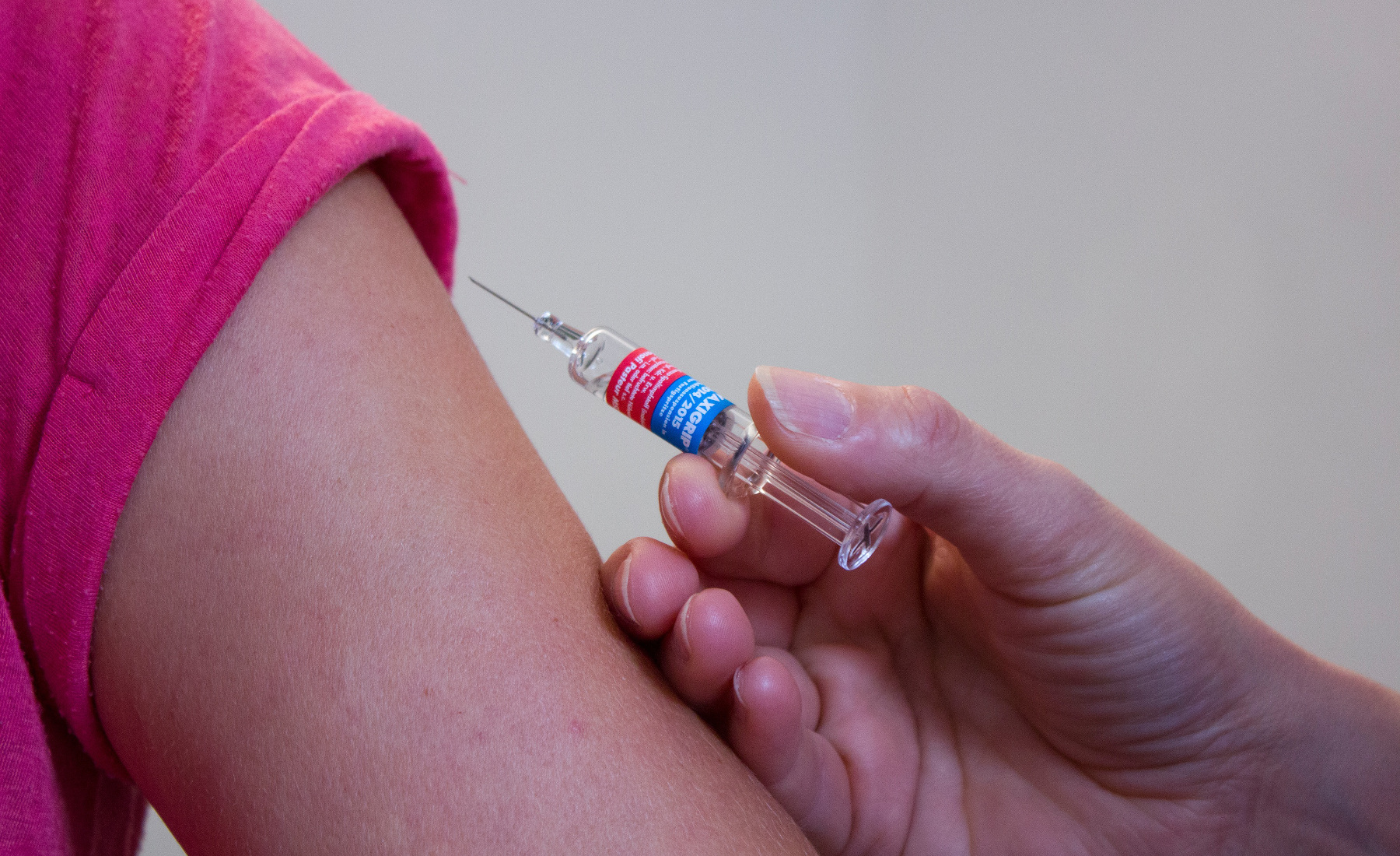 A healthcare worker administers a vaccine dose to a patient. Photo: Katja Fuhlert / Pixabay.
